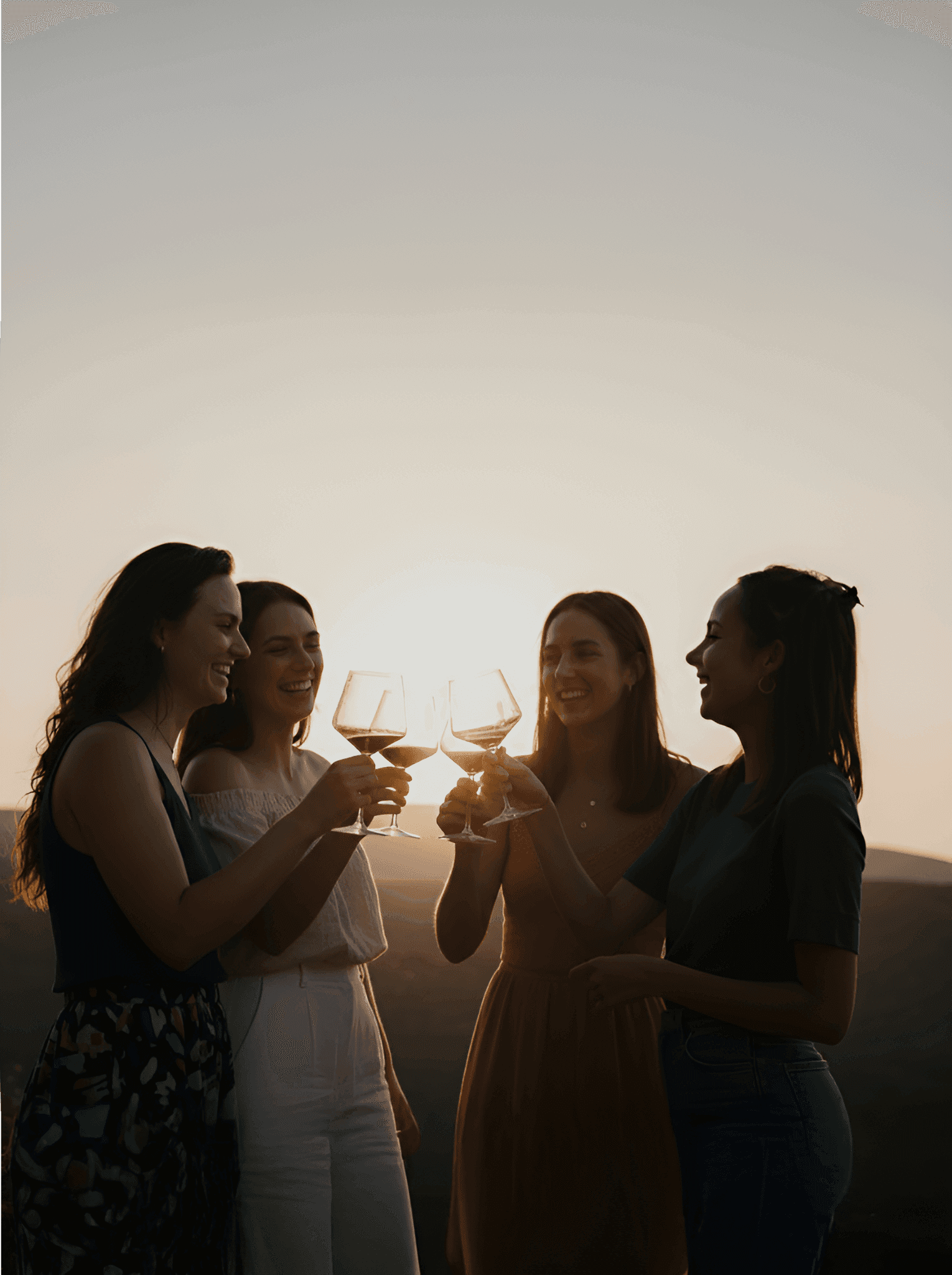 Grupo de amigos de pie juntos sosteniendo copas de vino