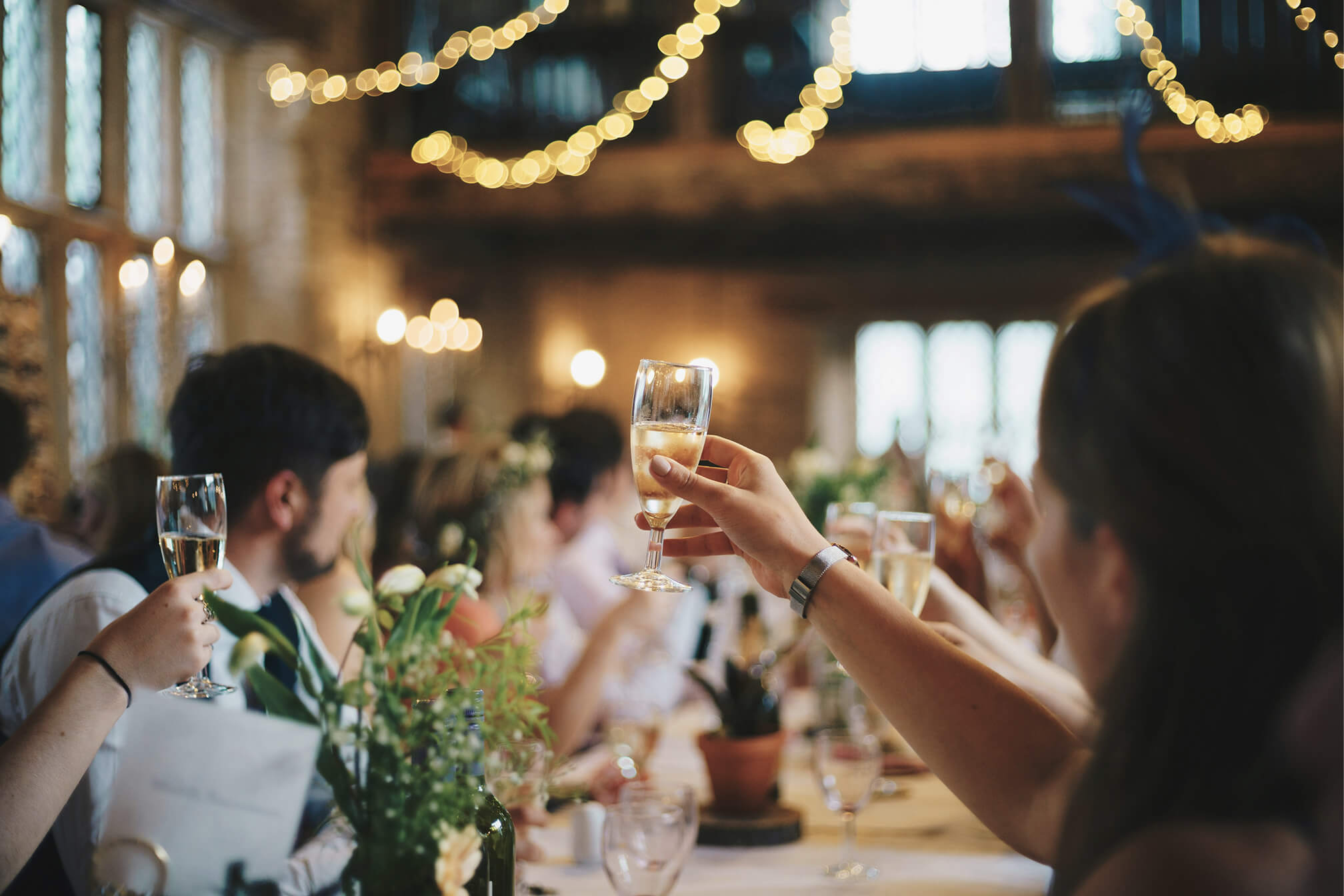 Grupo de personas brindando en una boda.